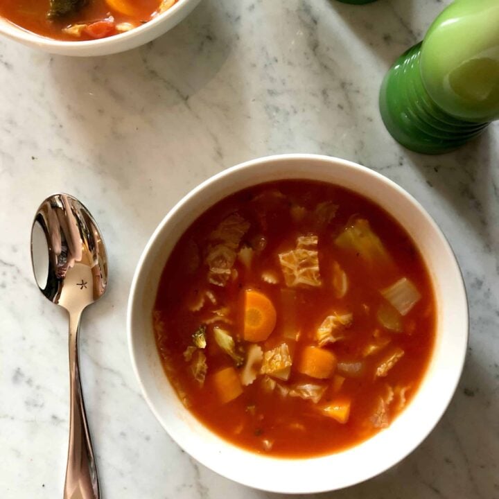 Recette de Soupe vide-frigo aux tomates, chou et légumes