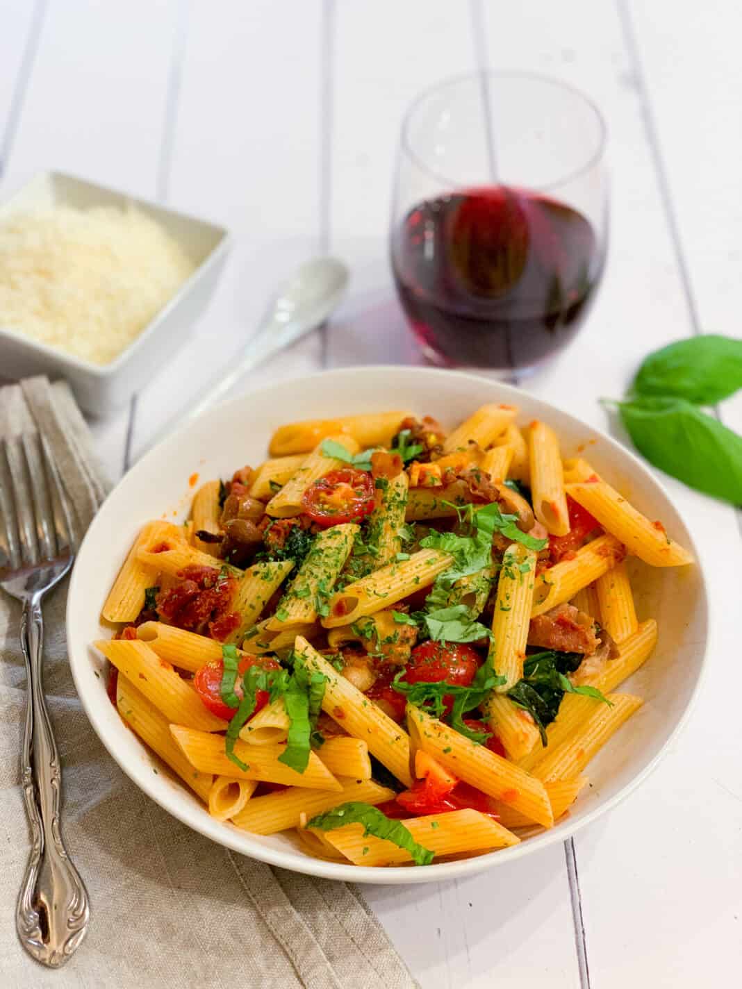 Recette facile pâtes prosciutto, tomates cerises & tomates séchées Urbaine City