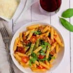 Pâtes au prosciutto, tomates cerises et tomates séchées