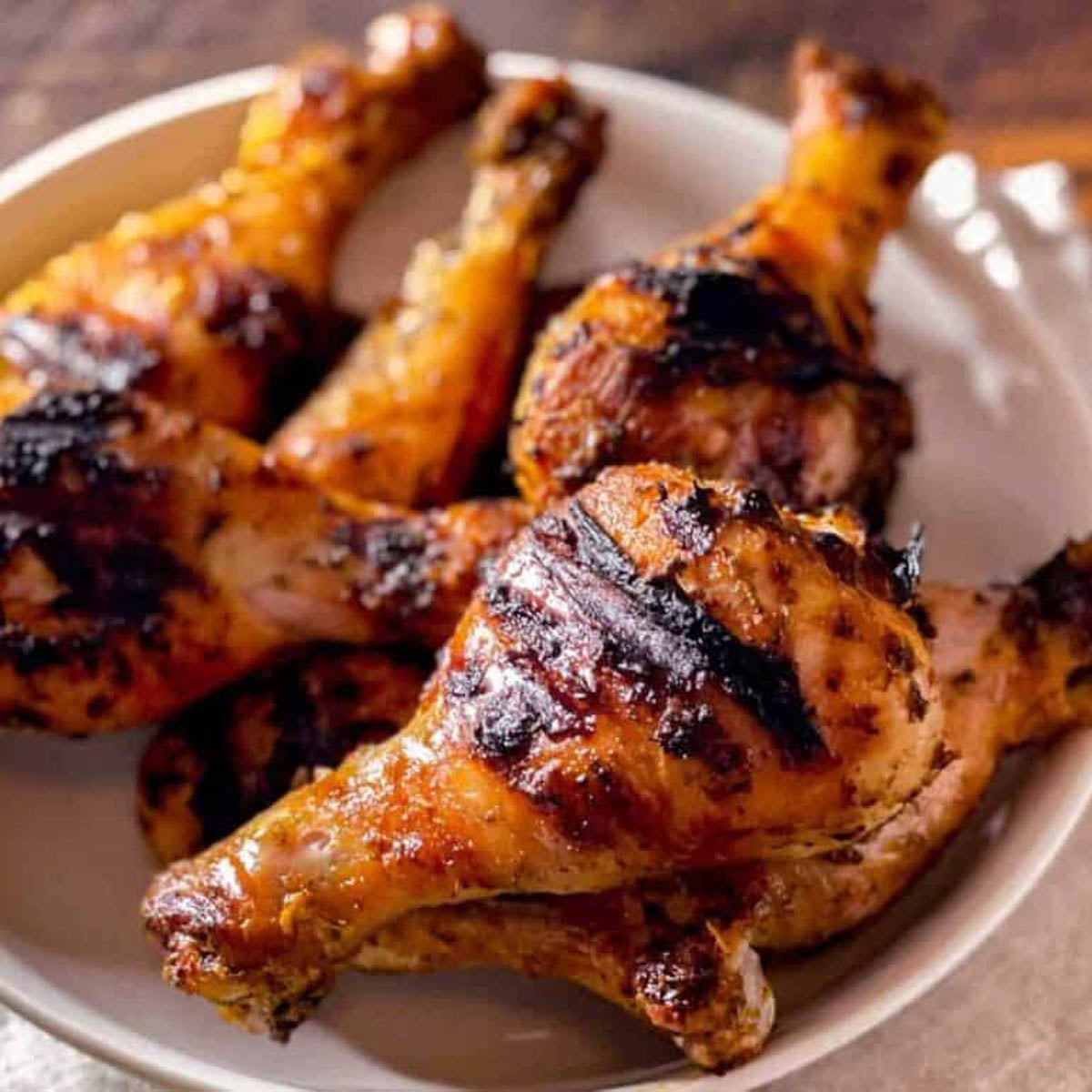 Bol de pilons de poulet à la portugaise