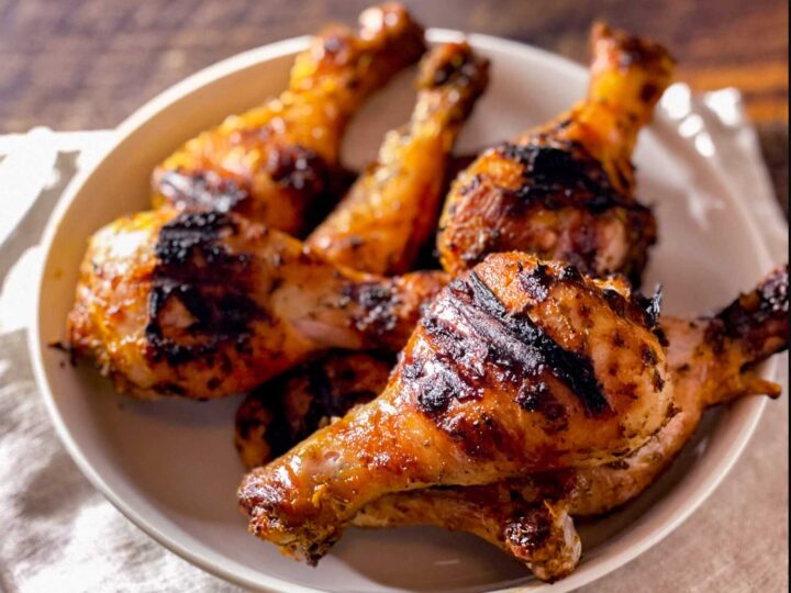 Bol de pilons de poulet à la portugaise