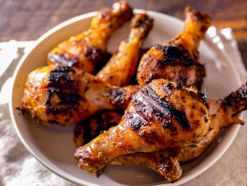Bol de pilons de poulet à la portugaise