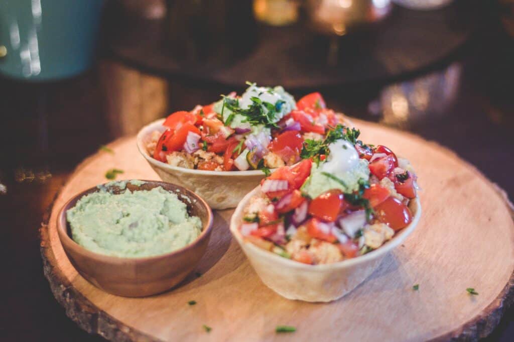 Bols de pico de gallo et de guacamole