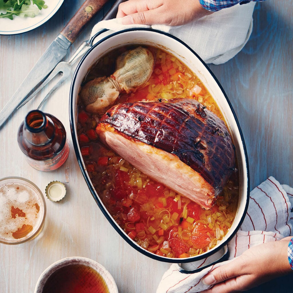 Jambon braisé à la bière et à l'érable. Crédit photo: Ryan Szulc