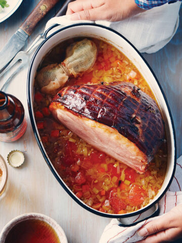 Jambon braisé à la bière et à l'érable. Crédit photo: Ryan Szulc