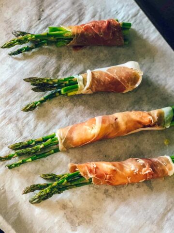 Rouleaux d'asperges et prosciutto