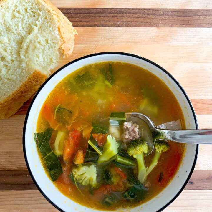 Soupe aux légumes, saucisses et kale