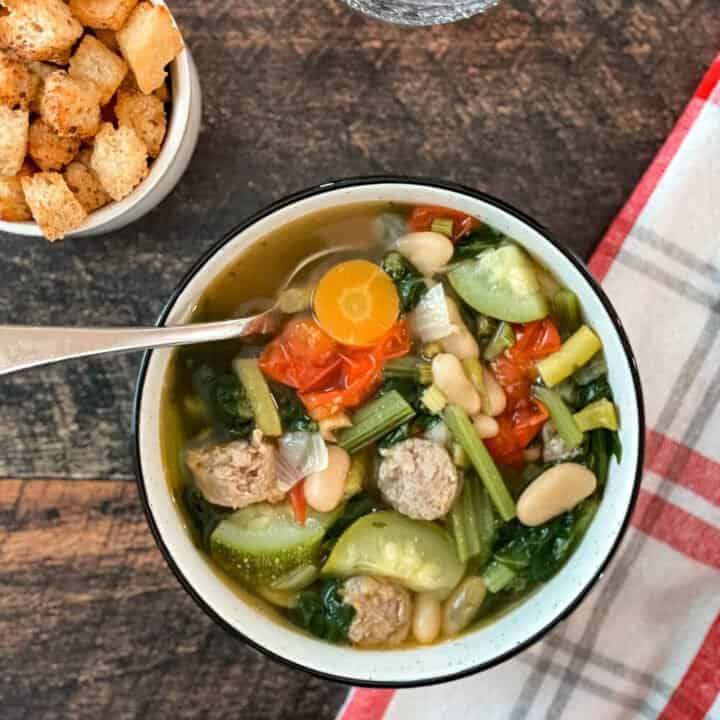 Soupe rustique aux saucisses italiennes et haricots blancs