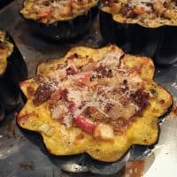 Courge poivrée farcie à la saucisse italienne