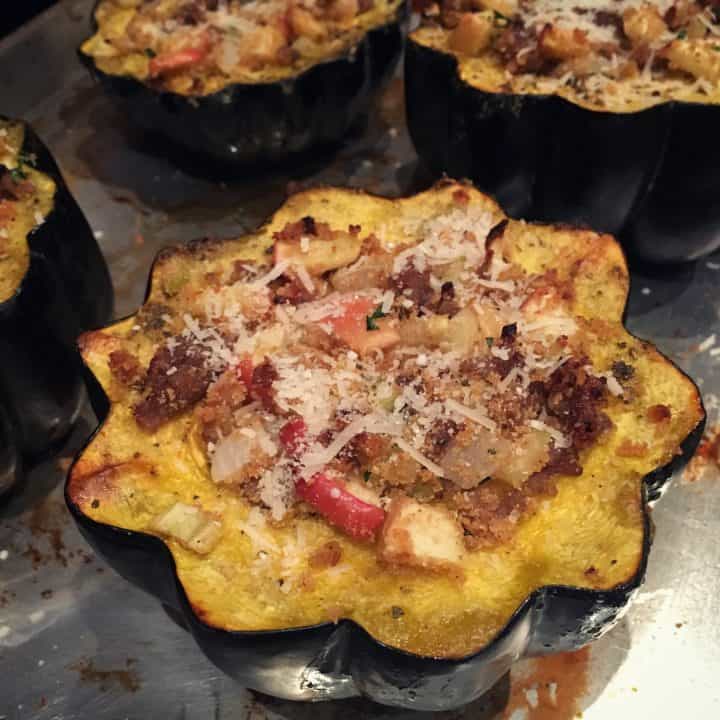 Courge poivrée farcie à la saucisse italienne