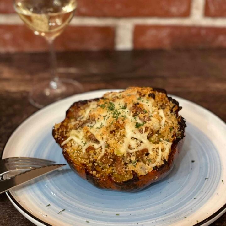 Courge farcie à la saucisse italienne et gratinée