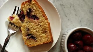 Gâteau aux cerises, amandes et citron