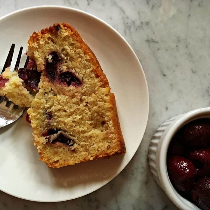 Morceau de gateau aux cerises, amandes et citron