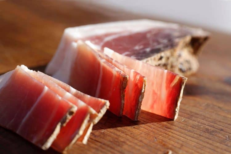 Saveurs européennes d'exception ; speck coupé