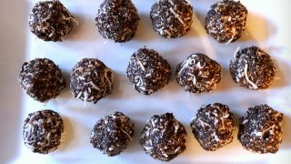 Boules d'énergie noix de coco, pruneaux et chocolat