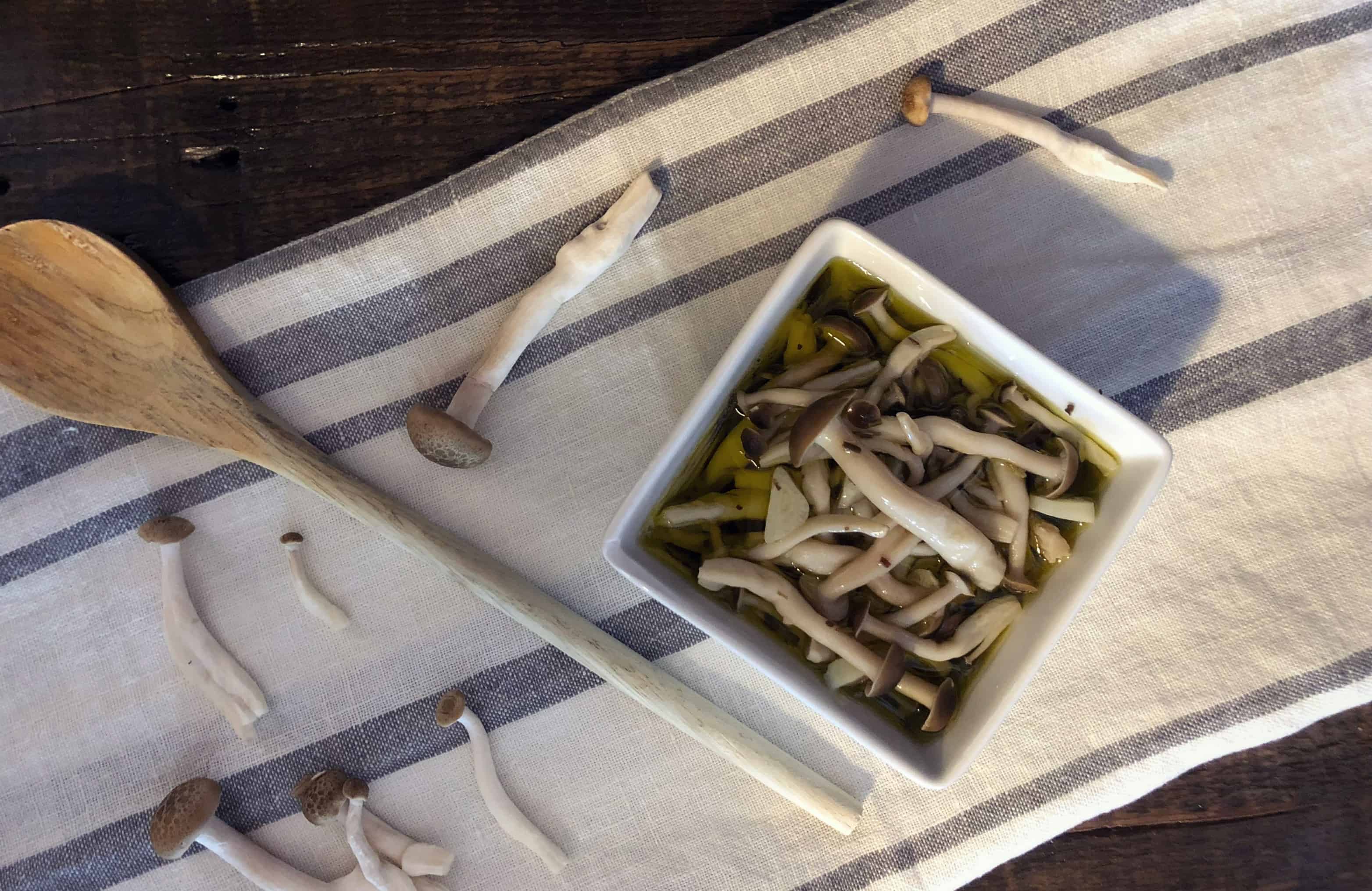 Champignons marinés à l’ail et aux herbes de Provence