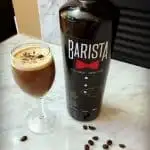 Recette de café alcoolisé Espresso Martini avec liqueur de café et vodka. Parfait pour terminer un repas sur une note festive!