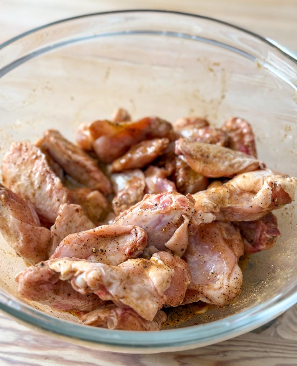 Lime and pepper chicken wings before cooking