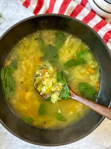 Soupe poulet et nouilles aux fines herbes