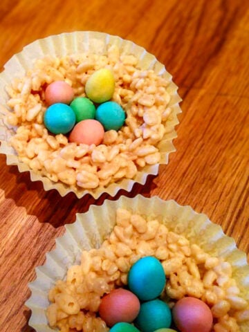 Nid de Pâques et mini oeufs en chocolat Cadbury