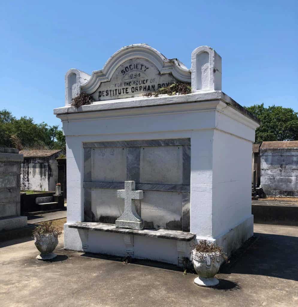 La tombe dédié aux orphelins de la Society for the Relief of Destitute Orphan Boys au Cimetière Lafayette - Nouvelle-Orléans
