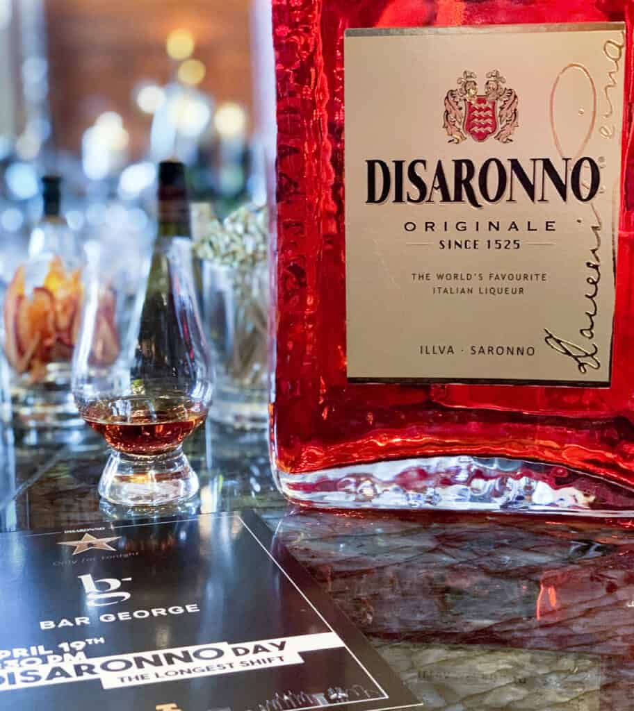 Bouteille d'amaretto et petit verre à dégustation