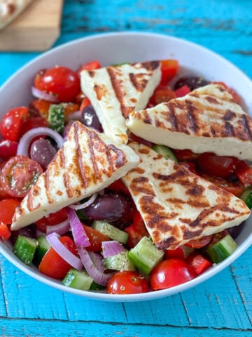 Salade grecque et son fromage halloumi grillé