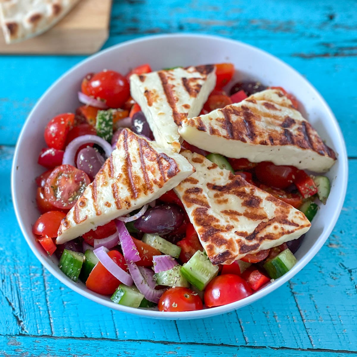 Salade grecque et son fromage halloumi grillé