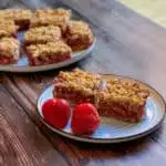 Carrés aux fraises, amande et cannelle