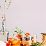 Verres de cocktails avec romarin et pamplemousse - Spiritueux québécois à découvrir.