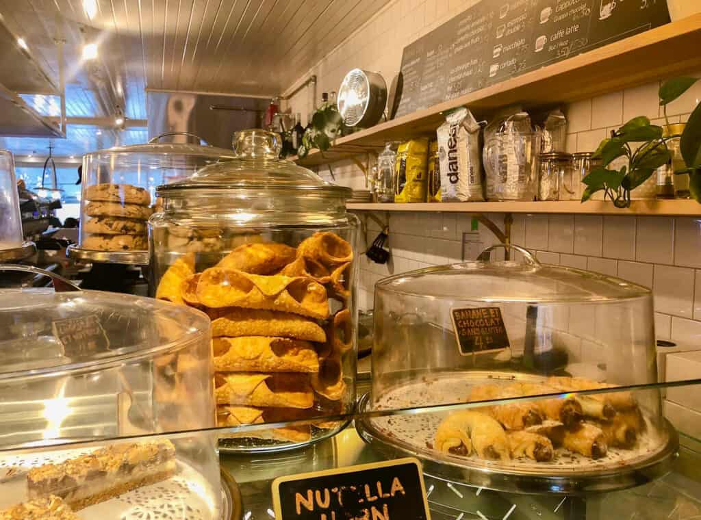 Comptoir avec les pâtisseries du Cafe Parma au Marché Jean-Talon