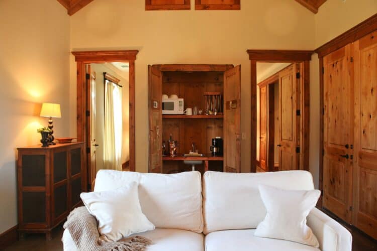 Le salon avec le coin cuisine dissimulé dan s une armoire au Hoffman Haus (Fredericksburg, Texas)