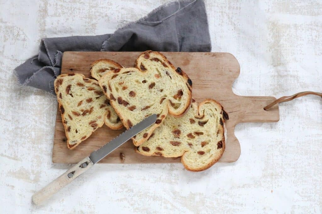 Tranches de pain aux raisins