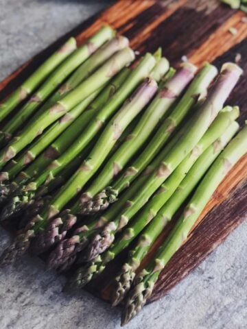 Asperges sur une planche de bois
