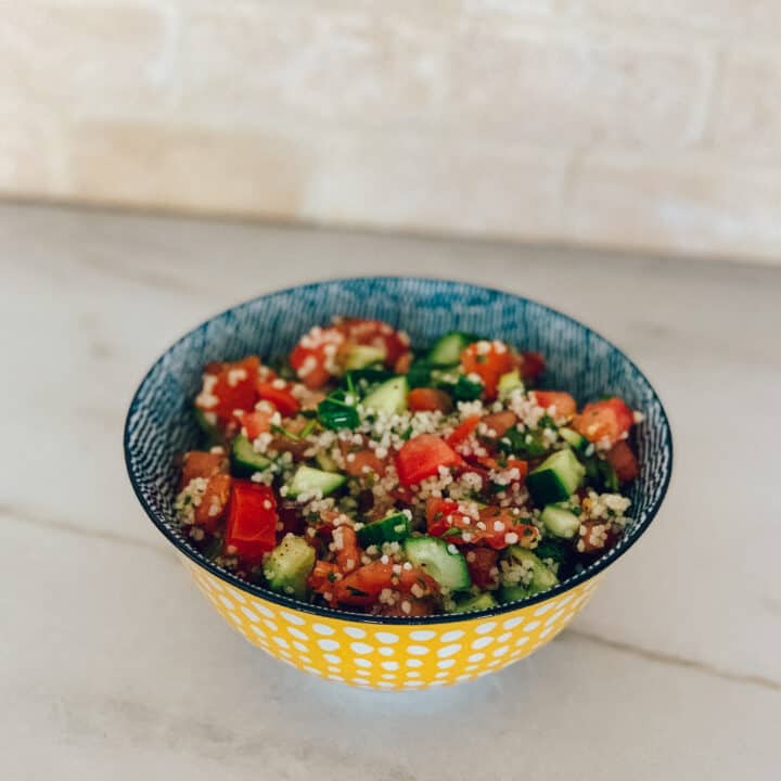 Salade de tomates, concombres et couscous façon taboulé
