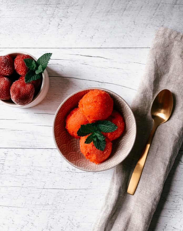 Easy recipe how to make strawberry sorbet (with no ice cream maker