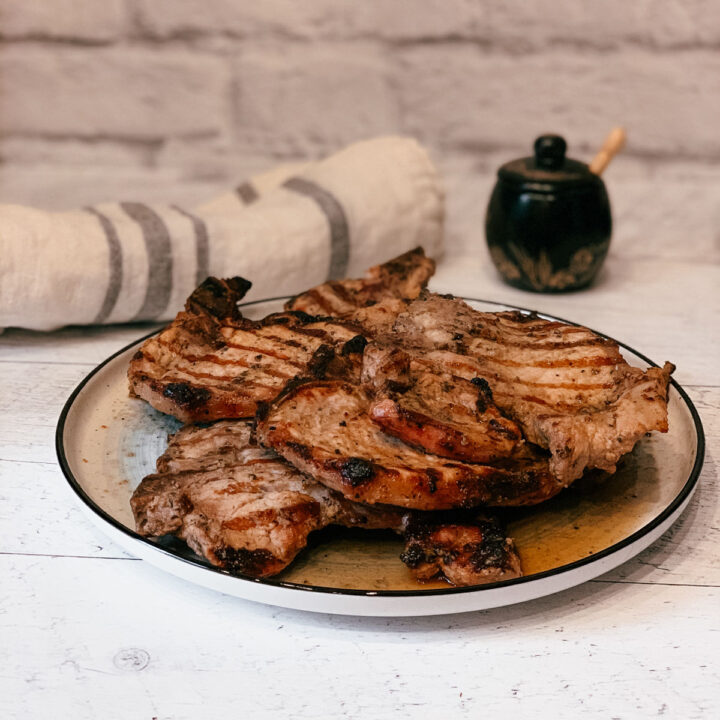 Côtelettes de porc marinées à la moutarde de Dijon et grillées