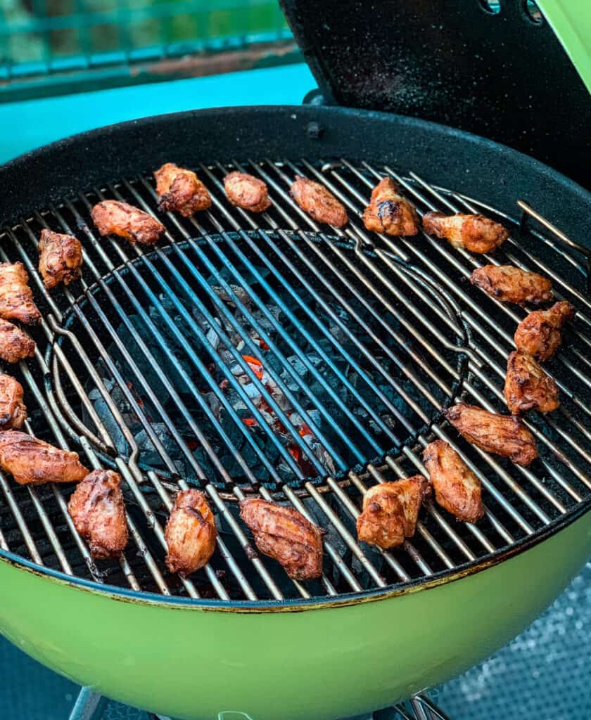 Ailes de poulet lime et poivre qui cuisent à chaleur indirecte sur le BBQ