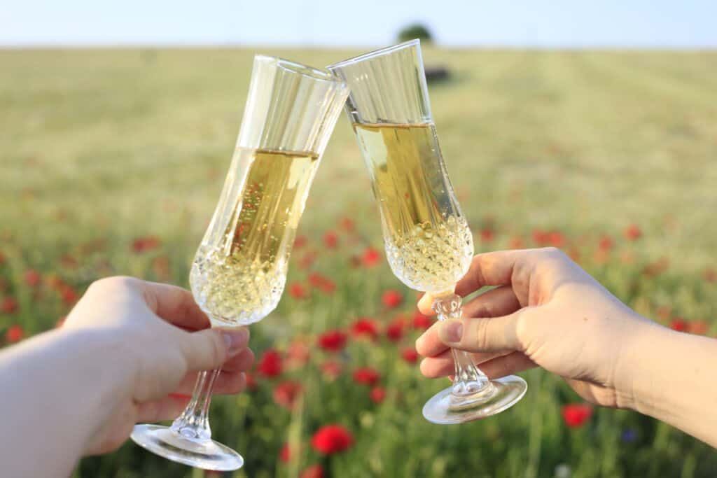 A chaque occasion son verre de bulles. Ici, on porte un toast avec deux flutes de champagne