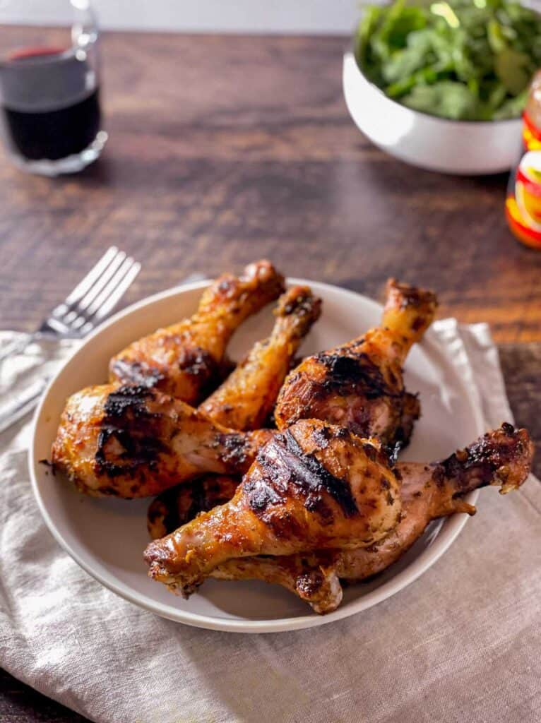 Poulet portugais, salade verte, sauce piri-piri et verre de vin rouge