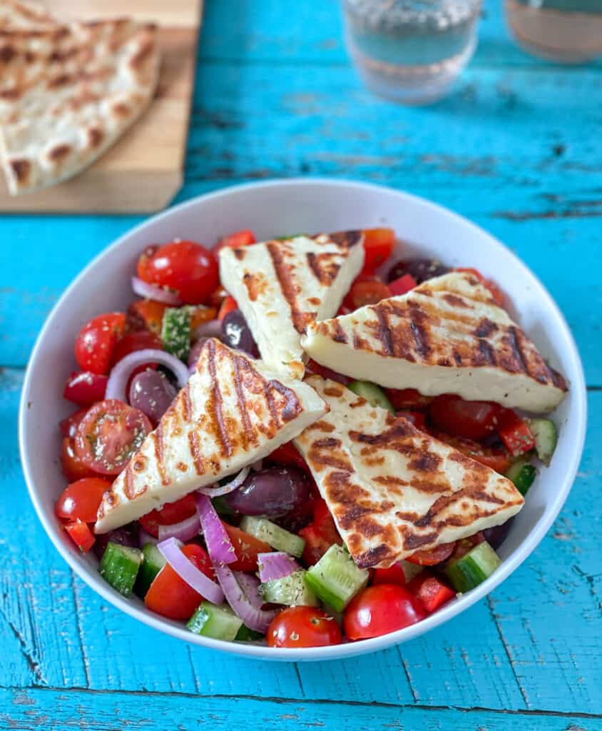 Salade grecque et fromage hallloumi grillé
