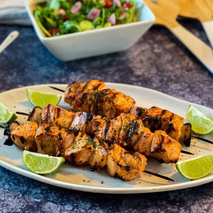 Brochettes de dindon lime et tequila avec sauce aux herbes et à la coriandre