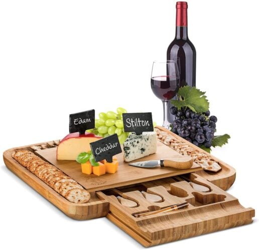 Plateau à fromage et charcuterie en bambou avec couverts comprenant 4 ustensiles de service, 3 étiquettes et 2 marqueurs à craie