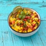 Salsa de mangue avec lime, coriandre et tomates