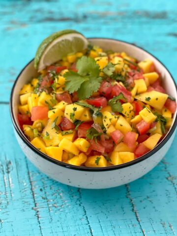 Salsa de mangue avec lime, coriandre et tomates