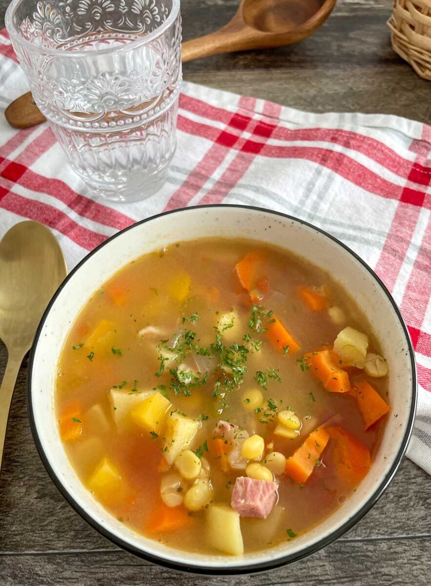 Recette facile de soupe aux pois et légumes racines - Urbaine City