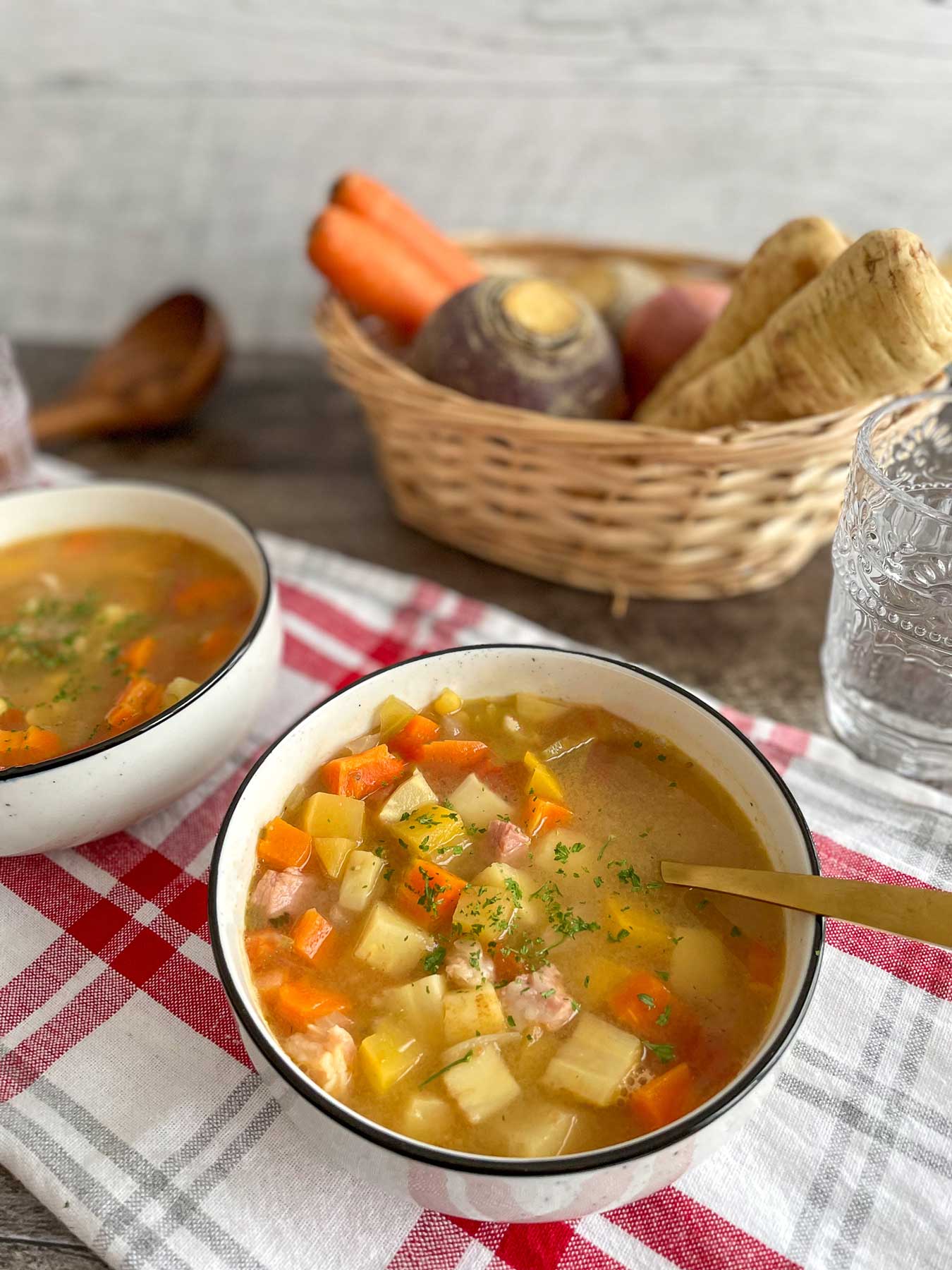 Recette facile de soupe aux pois et légumes racines - Urbaine City