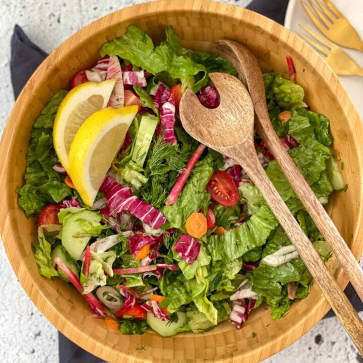 Salade verte, légumes croquants et aneth