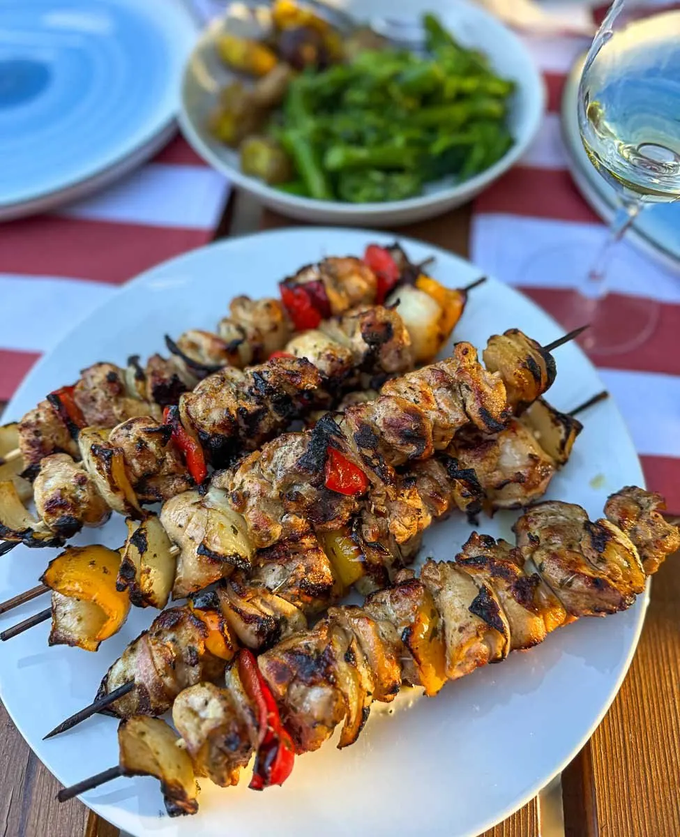 Brochette de poulet à la grecque sur une table