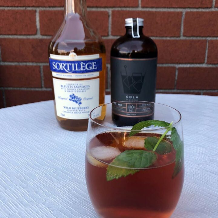 Recette de cocktail Whisky - cola avec Cola Maison de ¾ Oz. et Sortilège aux bleuets